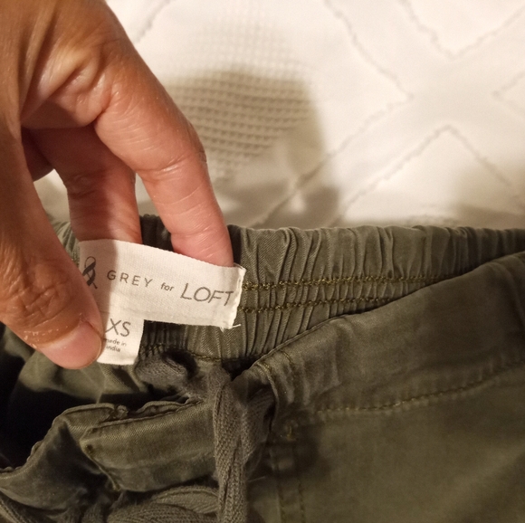 4/$20 Lou and Grey For Loft Army Green Cargo Pants - Picture 7 of 9